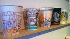 紙のコーヒーカップに風景を描く発想は同業の鈴木まりやさんから得た＝鈴木まりやさん提供