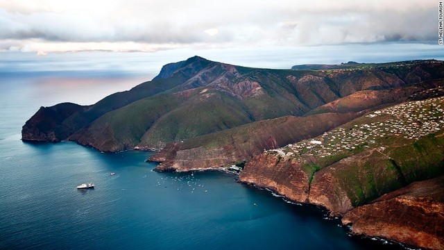 ３．セントヘレナ島：セントヘレナ島はアクセスの悪さで知られるが、２０１６年に同島初の空港がオープンし、同空港と南アフリカのヨハネスブルク間で毎週数便が運航される予定だ