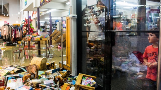 洪水に見舞われたテキサス州オースティンの店舗。同州では水害と竜巻により、卒業間近の女子生徒を含む７人が死亡した