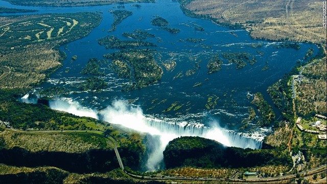 ５．ビクトリア滝（ジンバブエ、ザンビア）：今年１２月、ジンバブエとザンビアの国境上にビクトリア・フォールズ国際空港がオープン。新空港の誕生で、ナイアガラの滝の２倍の落差を誇る、有名なビクトリア滝へのアクセスは大幅に改善される