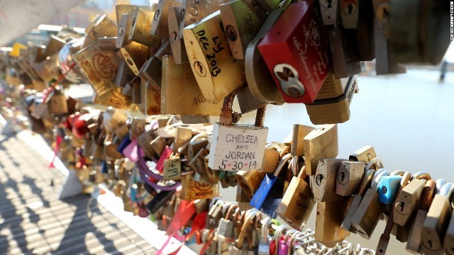 パリ名物の「愛の南京錠」が撤去へ