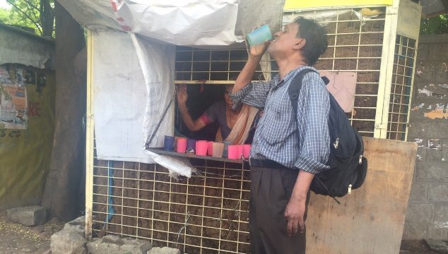 厳しい暑さの続くインド。街中には無料の給水所が開設
