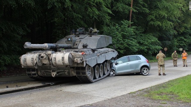 ドイツで戦車と乗用車の衝突事故が発生