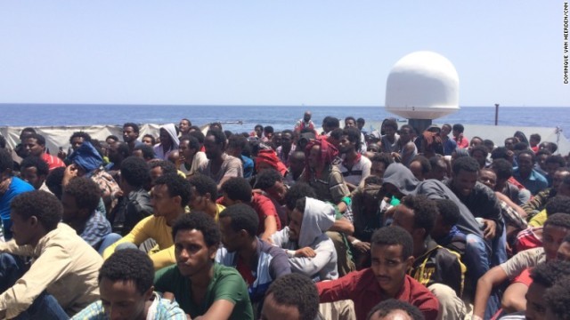 地中海の難民船の様子。今回はリビア沖で数千人を救助したという