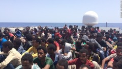 地中海で難民３５００人を救出、欧州諸国の船が救助活動