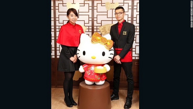 12.スタッフは特別に仕立てられた制服を着る。仕事に就く前に、ハローキティやその家系について学習することが義務付けられている