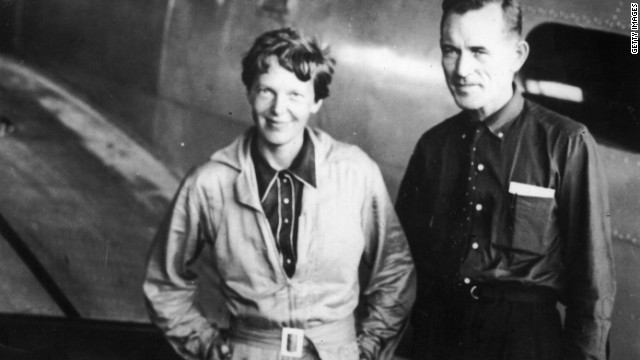 イアハート（左）と航法士のフレッド・ヌーナンは１９３７年、飛行中に消息を絶った