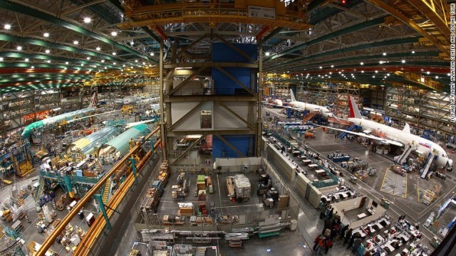 ボーイングの工場では巨大な飛行機の製造工程を見学できる