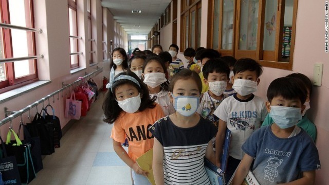感染が依然拡大する中、韓国国内の多くの学校は授業を再開している