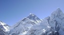 エベレスト、ネパール大地震で３センチ移動