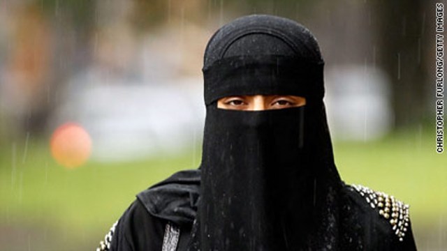 自爆テロの相次ぐチャドで、イスラム教徒女性の衣装「ブルカ」の着用が禁じられた