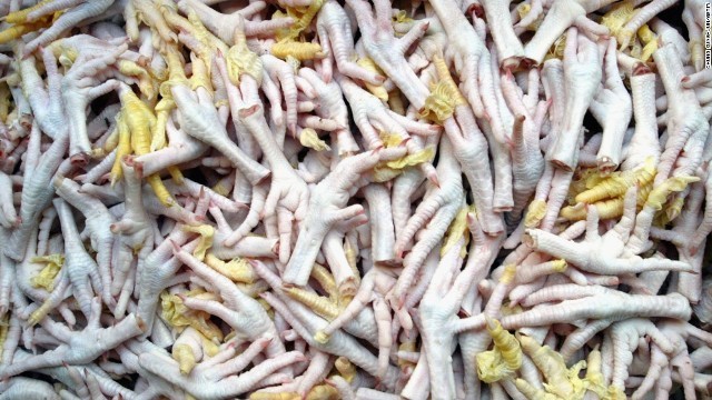 中華料理の食材となる鶏の足。中国当局が密輸入された大量の冷凍肉を押収した