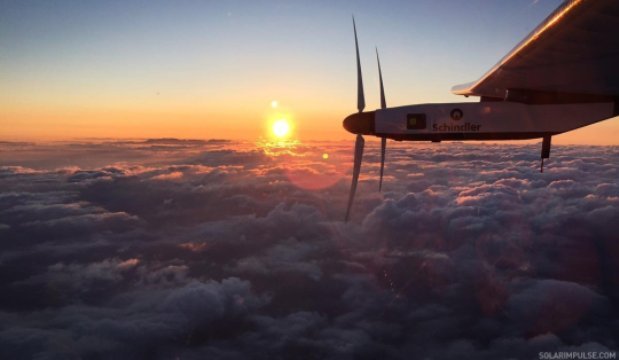 ハワイを目指して太平洋を横断するソーラー・インパルス＝Solar Impulse