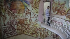 内部の壁に描かれた絵は、米国によるイラク侵略をモチーフにしている