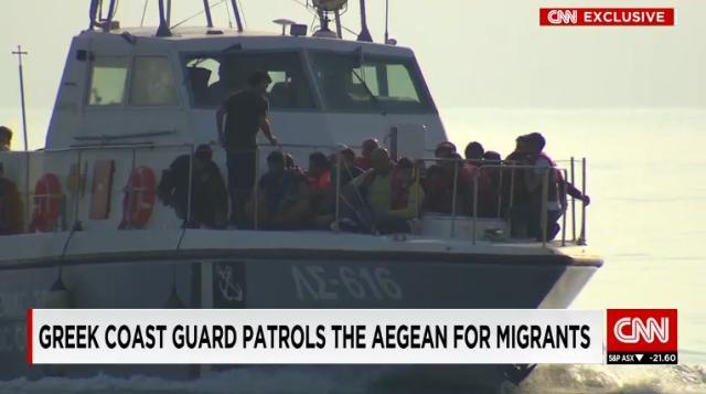 ギリシャの海上当局に保護された難民ら