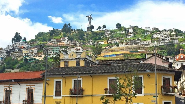 エクアドルの首都、キトの街並み。同国は南米有数の貧困国として知られる