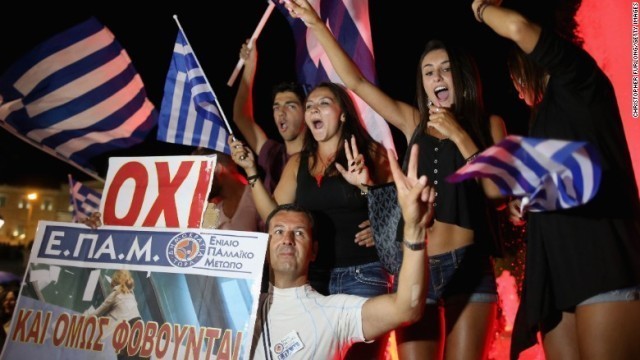 緊縮策否決をよろこぶギリシャの人々。新財務相にツァカロトス氏が就任した