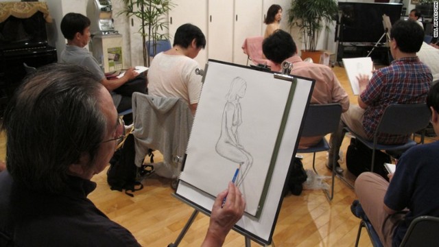 １．東京で行われているヌードデッサン教室。本物の女性の裸体のそばで過ごす時間を設けることで、日本の童貞中年男性を支援するのが狙い。