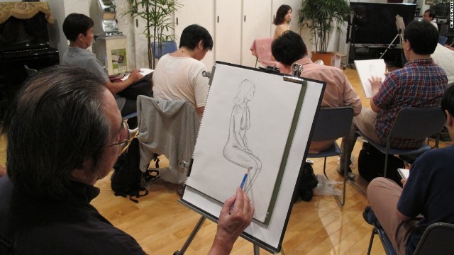 東京で、童貞の中年男性に刺激を与えるためのヌードデッサン教室が開かれている