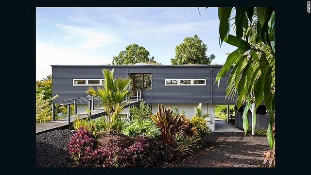 ７．モンキーポッド・ツリー・ハウス（ハワイ島）
３本のモンキーポッドの木に囲まれたこの箱型のモダンな家は、地元ハワイの建築家クレイグ・スティーリー氏が設計した＝AIRBNB
