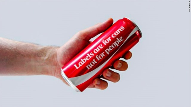 缶には「ラベルは缶に貼るもの。人に貼るものではない」との記述も＝コカ・コーラ