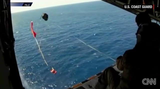 漂流中の小型ボートに向けて食料などを投下する米沿岸警備隊＝米沿岸警備隊