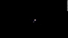 探査機が初めて冥王星と衛星カロンのカラー写真を撮影