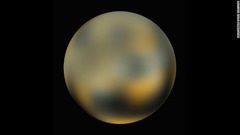 冥王星は１９３０年に発見された。ハッブル宇宙望遠鏡で撮影された複数の画像を４年間の解析の末に作成されたカラー表示の冥王星