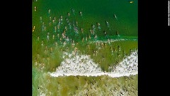 同２位は米カリフォルニア州の海岸での競泳レース＝KDILLARD/DRONESTAGRAM