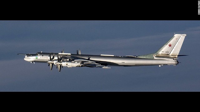 カリフォルニア州沖合で米軍機と遭遇したロシアのＴＵ９５型爆撃機＝フィンランド空軍