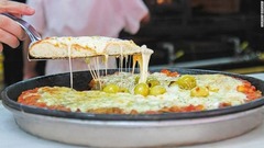１０．ピザ：厚さ１インチのクラストの表面に塗られるトマトソースの量は控えめだが、それを補って余りある量のアルゼンチン風モツァレラチーズがのっている