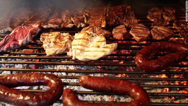 ２．アサド：アサドは、アルゼンチンのバーベキューパーティーと牛肉の伝統的な焼き方の両方を意味する