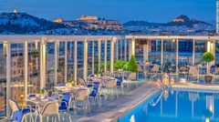 アテネ・レドラ・ホテル（ギリシャ）。プールデッキから眺めるアクロポリスは印象的だ