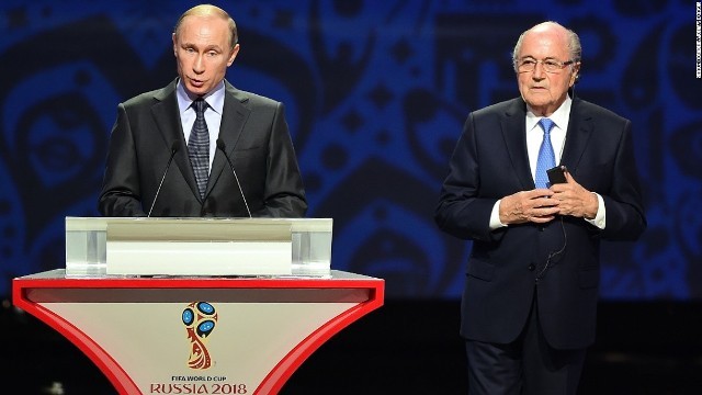 ロシアのプーチン大統領（左）とＦＩＦＡのブラッター会長