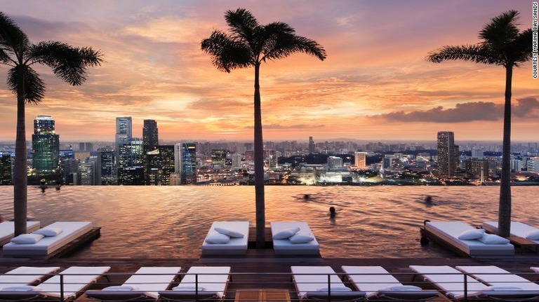 マリーナ・ベイ・サンズ（シンガポール）。地上５７階にあるプールから、シンガポールの見事な景色が一望できる