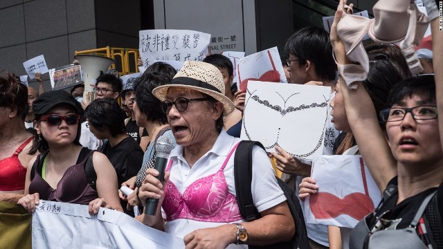 Cnn Co Jp 胸で警官を攻撃 の罪で女性に禁錮 香港で抗議デモ