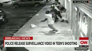 銃を手にしているとみられる男性をとらえた現場のカメラの映像＝セントルイス郡警察