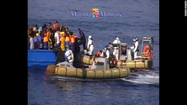 イタリア海軍が移民船と遭遇し、４０人の死亡を確認した