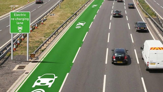 英国で、走行中に充電可能な専用レーンの実証実験が始まる見通しだ＝Highways England