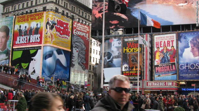 観光客などでにぎわう米ニューヨークのタイムズスクエア