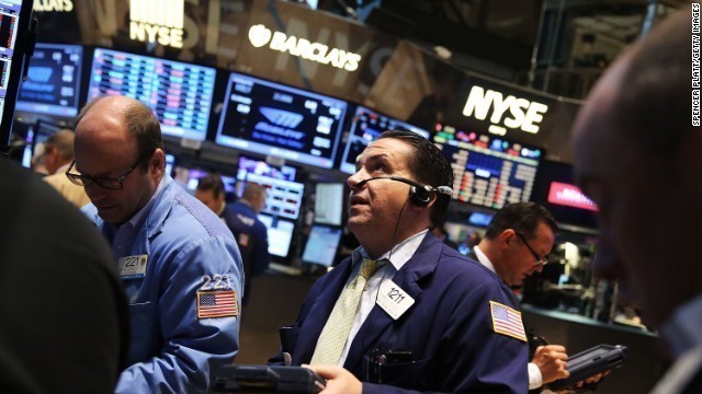 ニューヨーク証券取引所。一時ダウ平均の下げ幅が１０００ドルを超に
