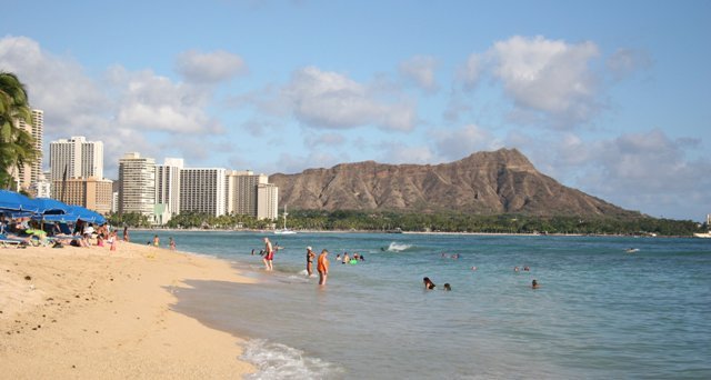 海水浴客に人気のワイキキビーチに大量の下水が流入。当局は遊泳禁止を呼びかけている