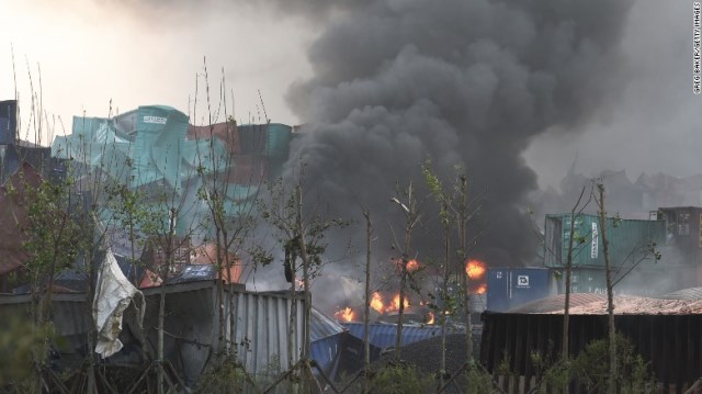 爆発では１４５人が死亡し、周辺の建物や施設の被害も甚大となった