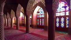 シーラーズのナシル・アル・モルク・モスク。ピンク色が多用されていることから、「ピンク・モスク」とも呼ばれる