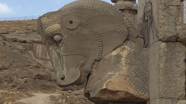 ペルセポリスはペルシャ帝国の儀式上の首都であった古代都市。跡地全体がペルシャ軍を表現する像やフレスコ画で装飾されている
