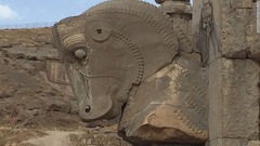ペルセポリスはペルシャ帝国の儀式上の首都であった古代都市。跡地全体がペルシャ軍を表現する像やフレスコ画で装飾されている