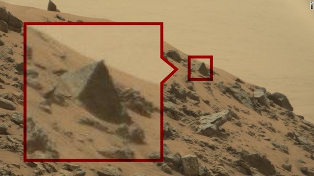 こちらは「ピラミッド」。地面のしたには本体が埋まっている？