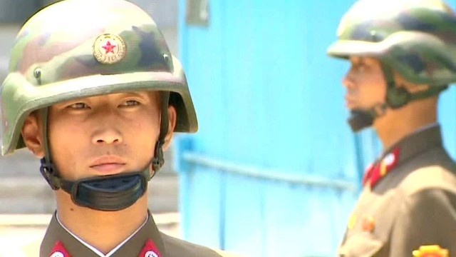 韓国と北朝鮮を隔てる軍事境界線付近の非武装地帯（ＤＭＺ）を警備する北朝鮮軍兵士