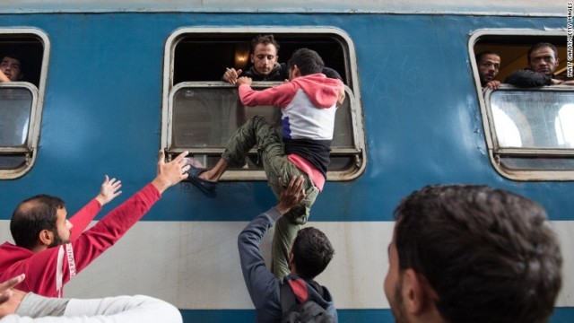 難民らはハンガリーの駅で一時足止めされた