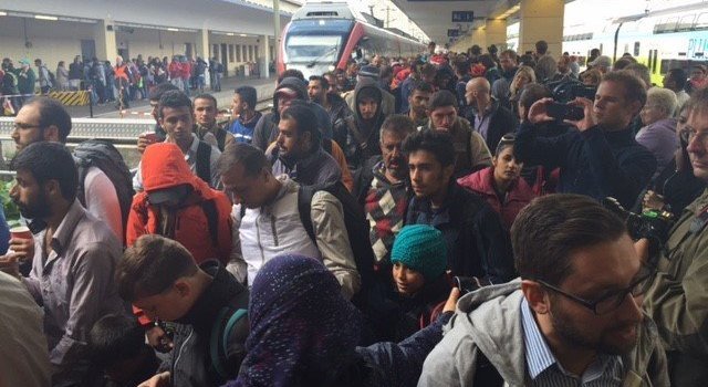 ウィーンに到着した難民。大部分が、さらにドイツなどへ向かうという